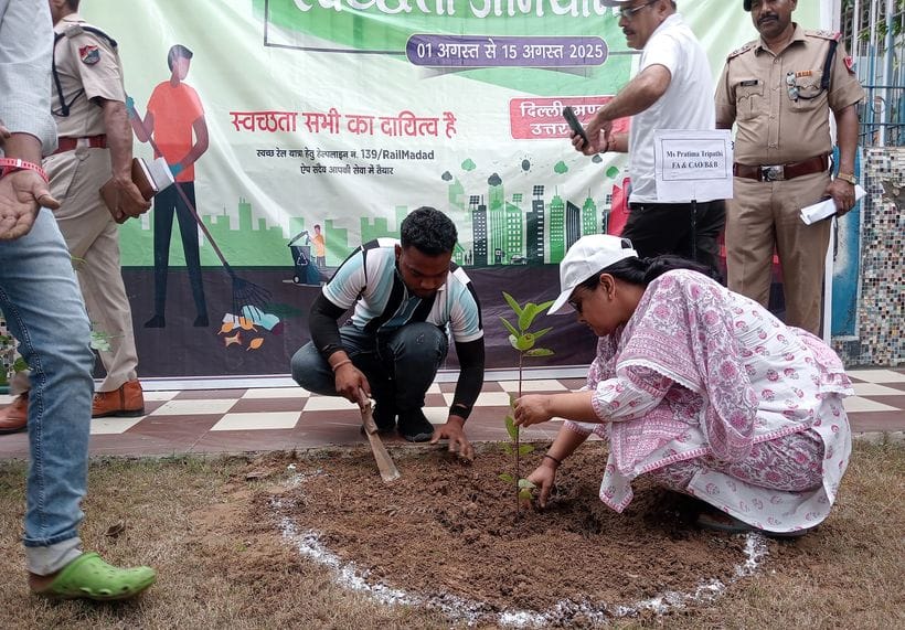 फोटो 12- सोनीपत स्टेशन पर चल रहे निर्माण कार्यों का दिल्ली के बड़ौदा हाउस के अधिकारियों के साथ