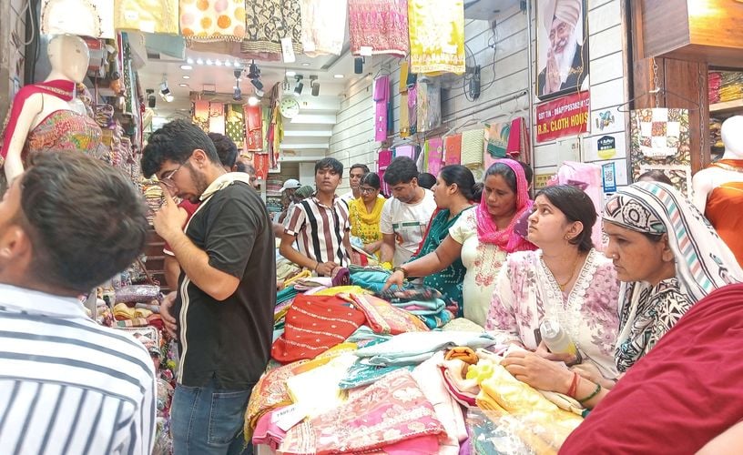 फोटो 19- सोनीपत की कच्चे क्वार्टर मार्केट में दुकान पर राखियां खरीदती महिलाएं व युवती। संवाद फोटो 19- सोनीपत की कच्चे क्वार्टर मार्केट में दुकान पर राखियां खरीदती महिलाएं व युवती। संवाद