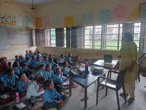 फोटो:07: सोनीपत के सेक्टर 15 स्थित प्राथमिक विद्यालय के गेट पर भरा पानी। संवाद फोटो:07: सोनीपत के सेक्टर 15 स्थित प्राथमिक विद्यालय के गेट पर भरा पानी। संवाद