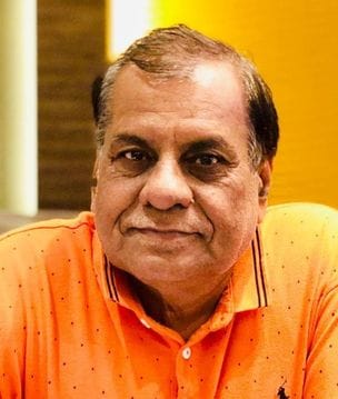 गांधी मार्केट में सड़क पर जमा पानी के बीच लगी दुकानें। संवाद गांधी मार्केट में सड़क पर जमा पानी के बीच लगी दुकानें। संवाद