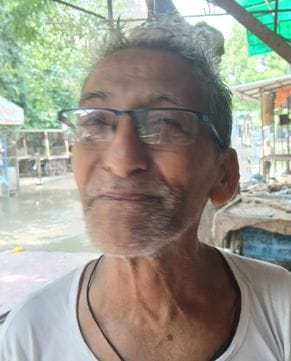 गांधी मार्केट में सड़क पर जमा पानी के बीच लगी दुकानें। संवाद गांधी मार्केट में सड़क पर जमा पानी के बीच लगी दुकानें। संवाद