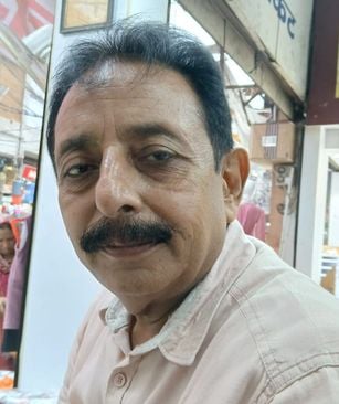 गांधी मार्केट में सड़क पर जमा पानी के बीच लगी दुकानें। संवाद गांधी मार्केट में सड़क पर जमा पानी के बीच लगी दुकानें। संवाद