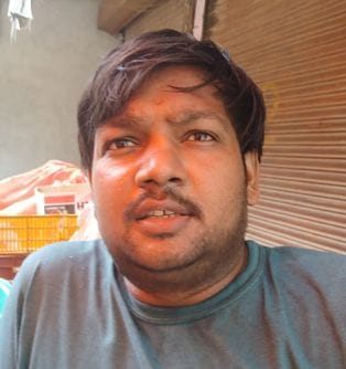 गांधी मार्केट में सड़क पर जमा पानी के बीच लगी दुकानें। संवाद गांधी मार्केट में सड़क पर जमा पानी के बीच लगी दुकानें। संवाद