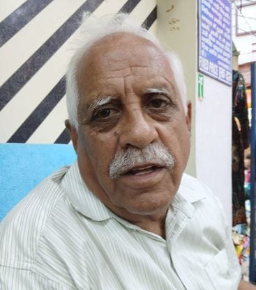 गांधी मार्केट में सड़क पर जमा पानी के बीच लगी दुकानें। संवाद गांधी मार्केट में सड़क पर जमा पानी के बीच लगी दुकानें। संवाद