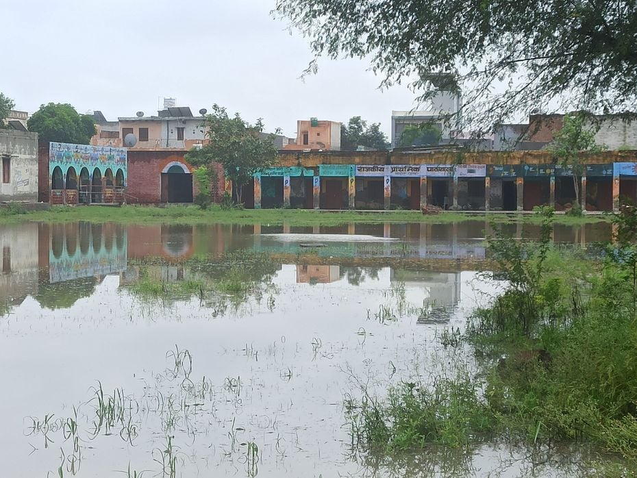 गांव लाढौत के शहीद लांस नायक कुलदीप राजकीय वरिष्ठ माध्यमिक विद्यालय के बरामदे से गिरा प्लास्टर।