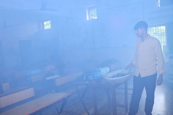 गांव लाढौत के शहीद लांस नायक कुलदीप राजकीय वरिष्ठ माध्यमिक विद्यालय के बरामदे से गिरा प्लास्टर।