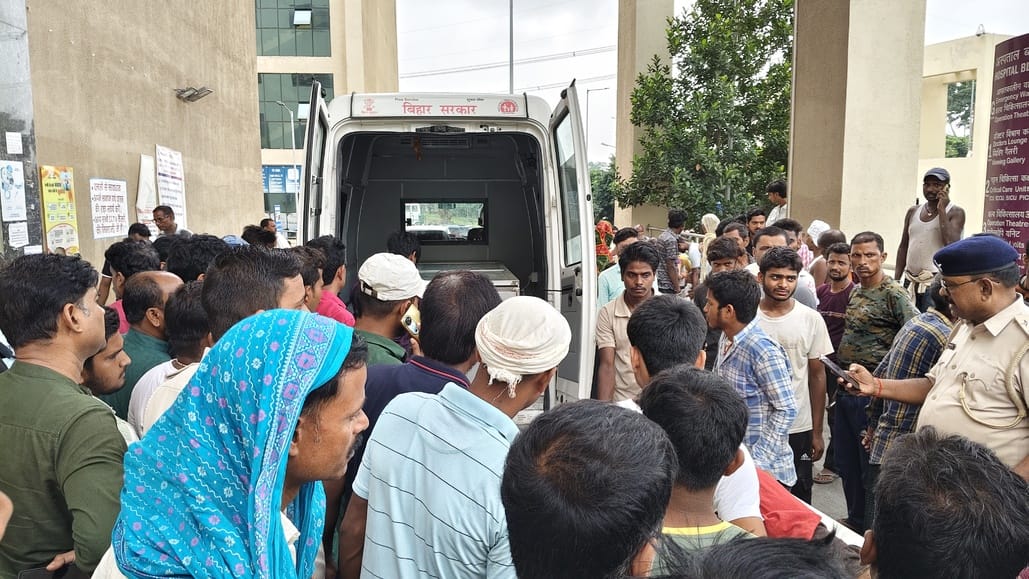 घटनास्थल पर लगी लोगों की भीड़। फोटो - अमर उजाला डिजिटल