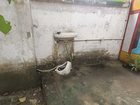 जलालाबाद में स्कूल का जर्जर शौचालय। संवाद जलालाबाद में स्कूल का जर्जर शौचालय। संवाद