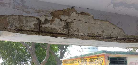 जलालाबाद में स्कूल का जर्जर शौचालय। संवाद जलालाबाद में स्कूल का जर्जर शौचालय। संवाद