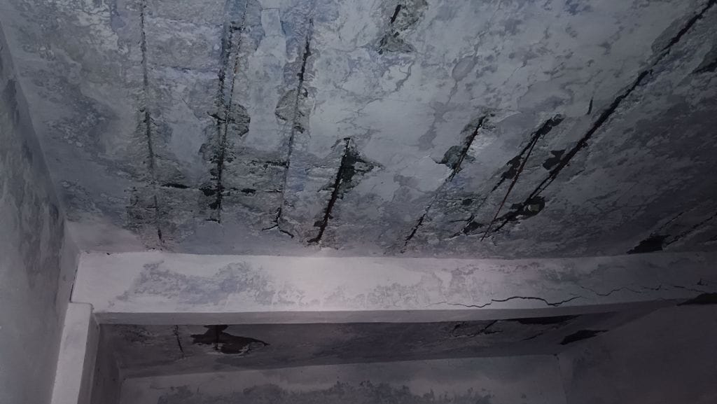 जलालाबाद में स्कूल का जर्जर शौचालय। संवाद जलालाबाद में स्कूल का जर्जर शौचालय। संवाद