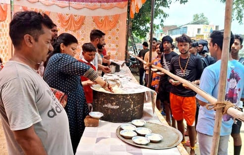 कछला से भोजीपुरा को निकली कांवड़ियों की टोली। संवाद
