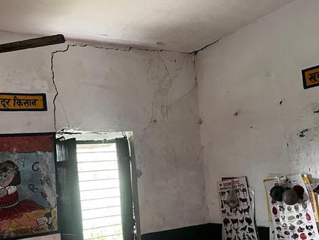 कंपोजिट विद्यालय देशनगर अलीगंज के जर्जर अतिरिक्त कक्ष में लगा ताला संवाद कंपोजिट विद्यालय देशनगर अलीगंज के जर्जर अतिरिक्त कक्ष में लगा ताला संवाद