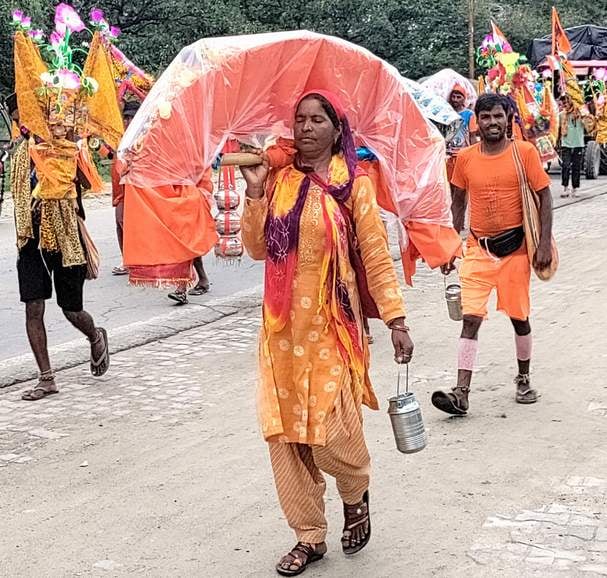 कांठ में शिव परिवार के साथ अपनी मंजिल की ओर जाते कांवड़िये। संवाद कांठ में शिव परिवार के साथ अपनी मंजिल की ओर जाते कांवड़िये। संवाद