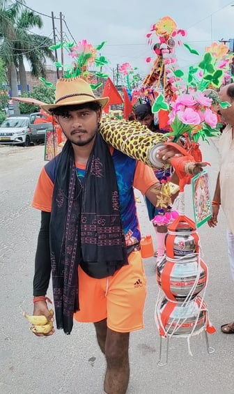 कांठ में शिव परिवार के साथ अपनी मंजिल की ओर जाते कांवड़िये। संवाद कांठ में शिव परिवार के साथ अपनी मंजिल की ओर जाते कांवड़िये। संवाद