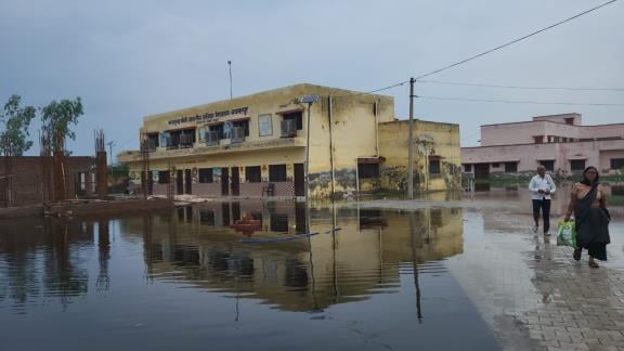 मथुरा। अकबरपुर स्थित आवासीय विद्यालय में भरा हुआ पानी। मथुरा। अकबरपुर स्थित आवासीय विद्यालय में भरा हुआ पानी।