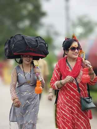 नंगे पैर 11 किलोमीटर चलकर बाबा के दर्शन को पहुंचे भक्त, सेवा पंडालों में उमड़ा जनसैलाब।