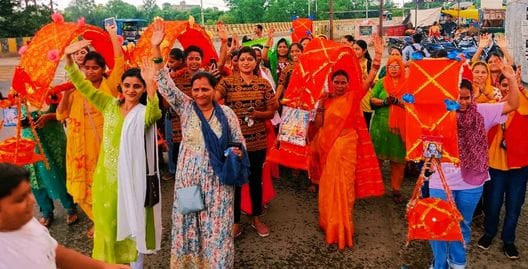 पंचमुखी बालाजी मंदिर से कांवड़ यात्रा निकालतीं महिलाएं। संवाद