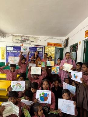 रंगों में बच्चों ने उकेरी हुनर