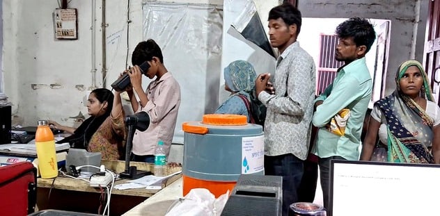 सहसवान में आधार साइड बंद होने पर बैठे कर्मचारी।संवाद सहसवान में आधार साइड बंद होने पर बैठे कर्मचारी।संवाद