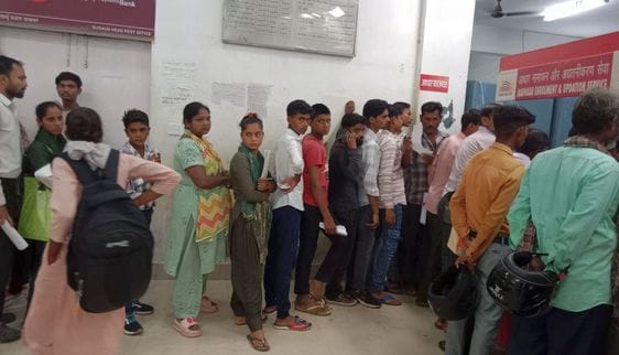 सहसवान में आधार साइड बंद होने पर बैठे कर्मचारी।संवाद सहसवान में आधार साइड बंद होने पर बैठे कर्मचारी।संवाद