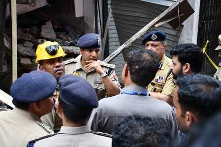 शाहपुर के मेन बाजार में धमाके के बाद जांच पड़ताल कर लोगों से जानकारी करते पुलिस अधिकारी। संवाद
