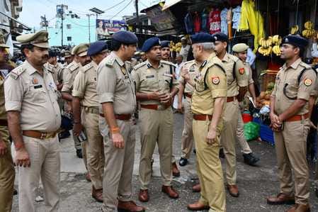 शाहपुर के मेन बाजार में धमाके के बाद जांच पड़ताल कर लोगों से जानकारी करते पुलिस अधिकारी। संवाद
