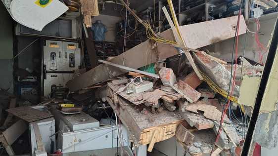 शाहपुर के मेन बाजार में धमाके के बाद जांच पड़ताल कर लोगों से जानकारी करते पुलिस अधिकारी। संवाद