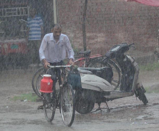शहर में सुबह के समय हुई बारिश। शहर में सुबह के समय हुई बारिश।