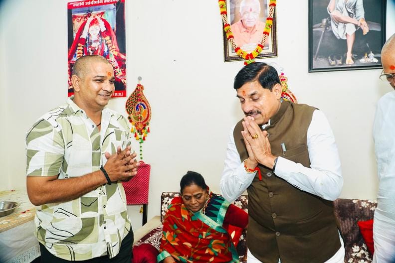 शोकाकुल परिवारों के पास पहुंचकर शोक संवेदना व्यक्त की