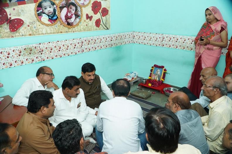 शोकाकुल परिवारों के पास पहुंचकर शोक संवेदना व्यक्त की