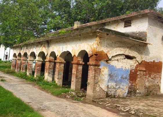 दहगवां के प्राथमिक विद्यालय कक्षा की जर्जर हालत। संवाद दहगवां के प्राथमिक विद्यालय कक्षा की जर्जर हालत। संवाद