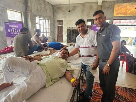 03जेएनडी01: रक्तदाताओं को सम्मानित करते हुए संस्था के पदाधिकारी। संस्था