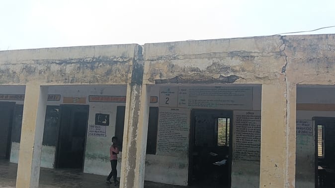 13 कैथल। देवीगढ़ स्थित राजकीय माध्यमिक विद्यालय में कमरे से बाहर लगाई जा रही कक्षाएं। संवाद