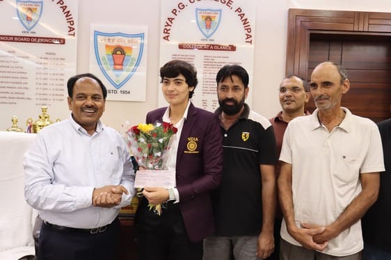 आर्य पीजी कॉलेज में खिलाड़ी तन्नू राठी का स्वागत करते प्राचार्य डॉ. जगदीश गुप्ता। स्रोत : कॉले