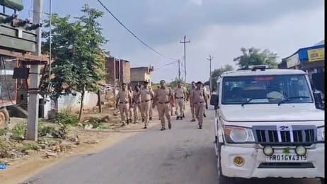 अंबाला छावनी के महेशनगर क्षेत्र में टांगरी बांध किनारे घरों में पूछताछ करते पुलिस कर्मचारी। संव