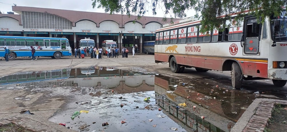 अंबाला शहर स्थित कार्यशाला परिसर में जमा बरसात का पानी । संवाद