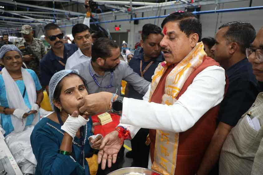 लाडले भैया को दी बहनों ने ऐसी सौगात