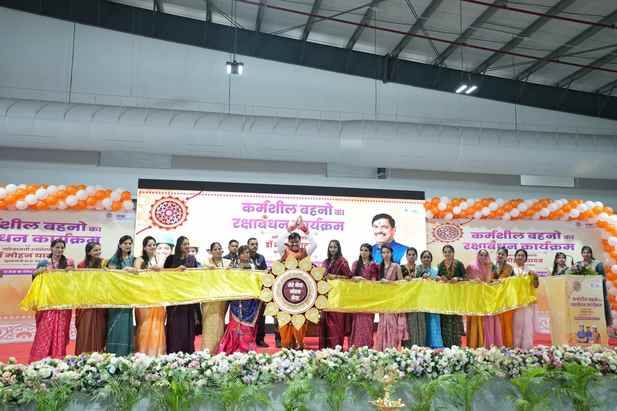 लाडले भैया को दी बहनों ने ऐसी सौगात