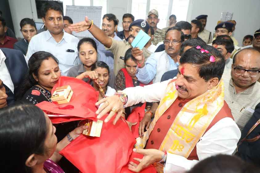 लाडले भैया को दी बहनों ने ऐसी सौगात