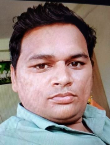 भरवारी कस्बा स्थित प्राइवेट वाहन में खड़े निजी वाहन।    संवाद