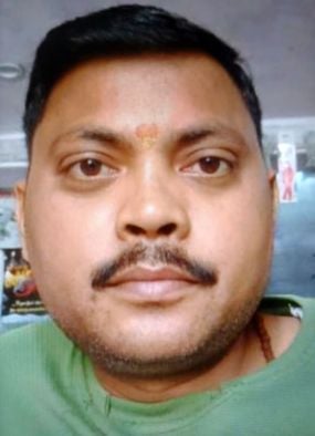 भरवारी कस्बा स्थित प्राइवेट वाहन में खड़े निजी वाहन।    संवाद