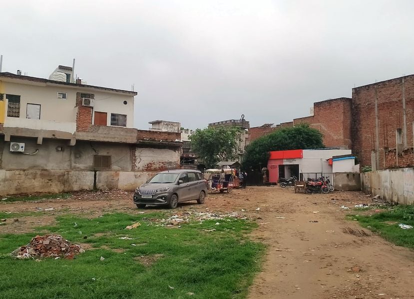 भरवारी कस्बा स्थित प्राइवेट वाहन में खड़े निजी वाहन।    संवाद