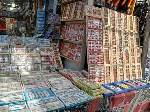 बाजार में राखी खरीदती महिला। संवाद बाजार में राखी खरीदती महिला। संवाद