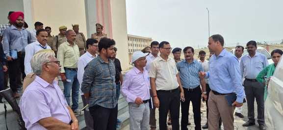 बिलारी के पीपली में अटल आवासीय विद्यालय का निरीक्षण करते डीएम और अन्य अधिकारी-संवाद बिलारी के पीपली में अटल आवासीय विद्यालय का निरीक्षण करते डीएम और अन्य अधिकारी-संवाद