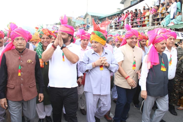 चंबा मिंजर मेला शोभायात्रा के दौरान पारंपरिक वेशभूषा में प्रस्तुति देते कलाकार।संवाद चंबा मिंजर मेला शोभायात्रा के दौरान पारंपरिक वेशभूषा में प्रस्तुति देते कलाकार।संवाद