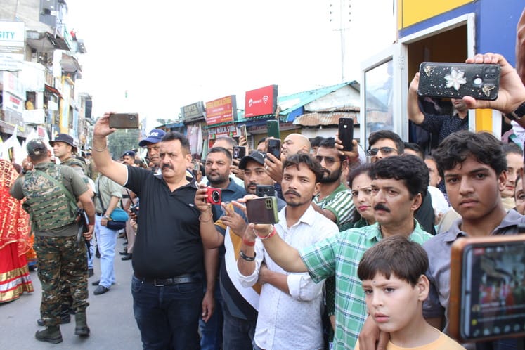 चंबा मिंजर मेला शोभायात्रा के दौरान पारंपरिक वेशभूषा में प्रस्तुति देते कलाकार।संवाद चंबा मिंजर मेला शोभायात्रा के दौरान पारंपरिक वेशभूषा में प्रस्तुति देते कलाकार।संवाद