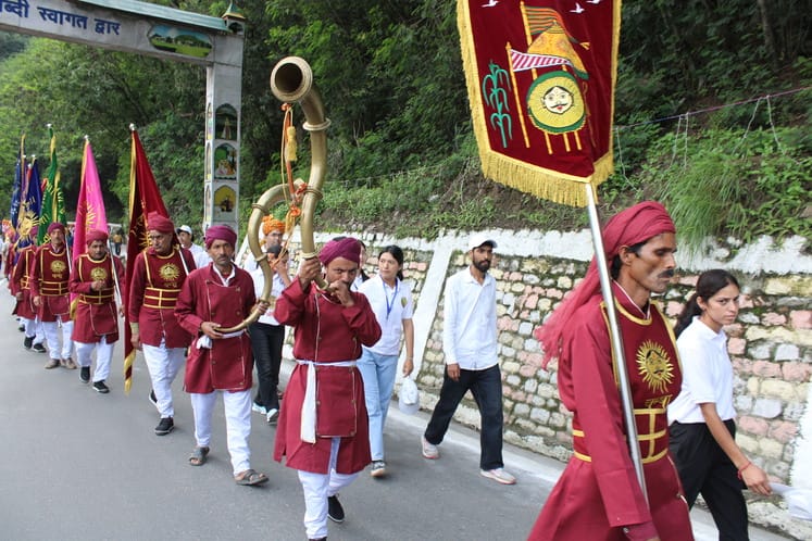 चंबा मिंजर मेला शोभायात्रा के दौरान पारंपरिक वेशभूषा में प्रस्तुति देते कलाकार।संवाद चंबा मिंजर मेला शोभायात्रा के दौरान पारंपरिक वेशभूषा में प्रस्तुति देते कलाकार।संवाद