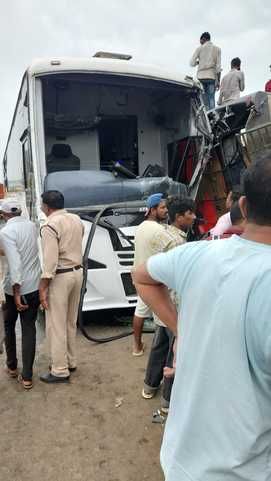 चार्टर्ड बस पलटी, चीख-पुकार मच गई