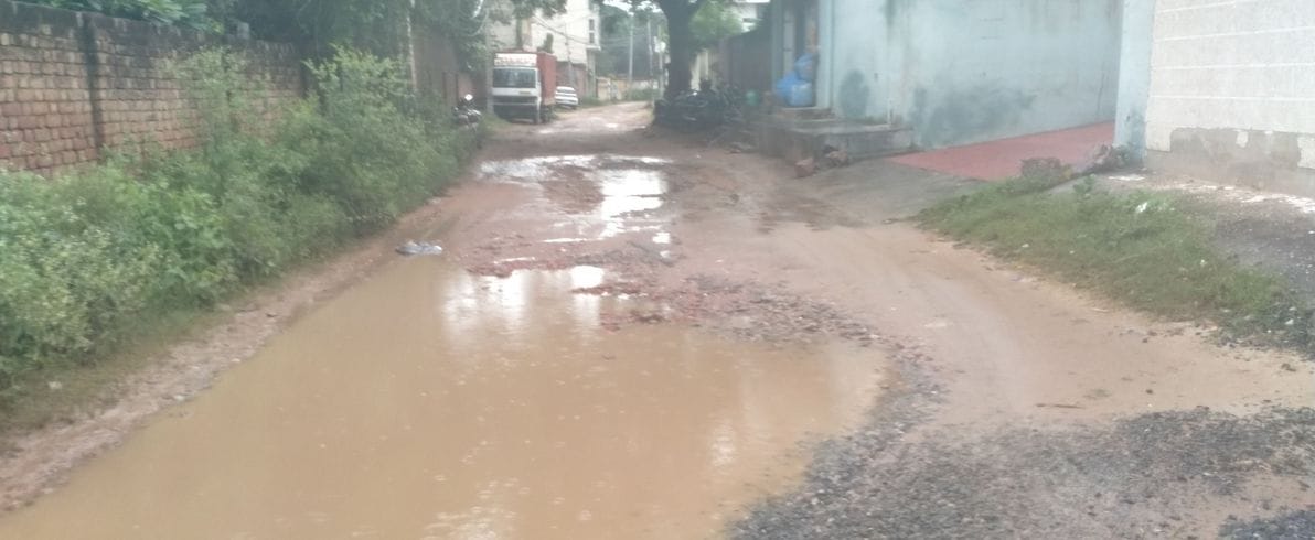 फोटो संख्या:68- गोशाला रोड पर बदहाल मार्ग से निकली रोड़ियां--संवाद फोटो संख्या:68- गोशाला रोड पर बदहाल मार्ग से निकली रोड़ियां--संवाद