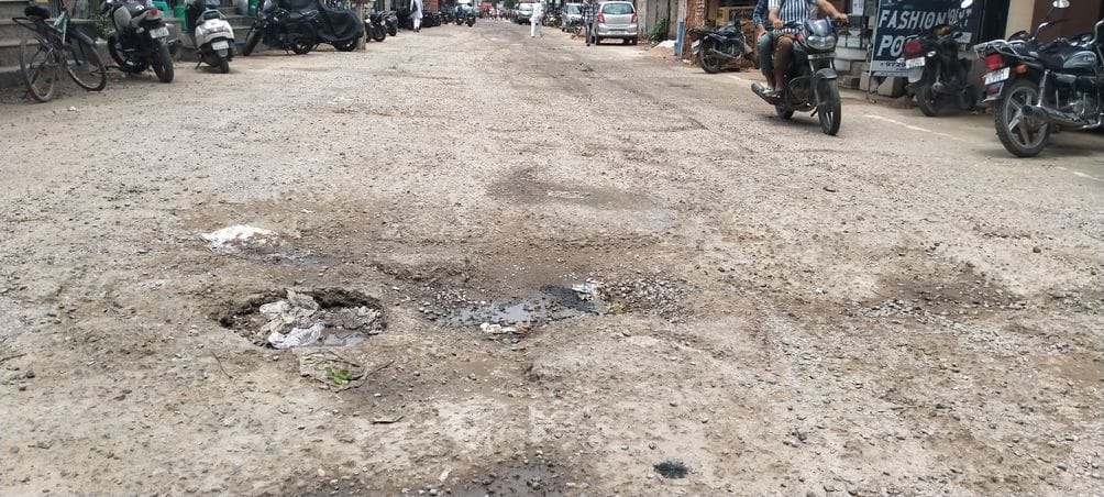 फोटो संख्या:68- गोशाला रोड पर बदहाल मार्ग से निकली रोड़ियां--संवाद फोटो संख्या:68- गोशाला रोड पर बदहाल मार्ग से निकली रोड़ियां--संवाद